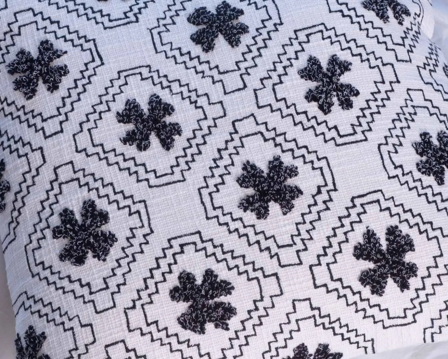 Coussin décoratif en coton blanc avec motif brodés et pompons "Kavon"