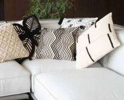 Coussin de canapé blanc cassé et noir "Kavon" motif graphique