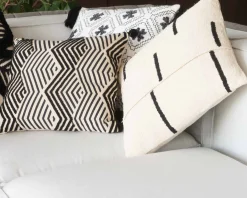 Coussin de canapé blanc cassé et noir 