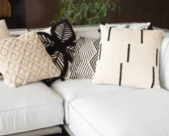 Coussin de canapé blanc cassé et noir 