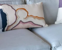Coussin en tissu motif brodé et imprimé 