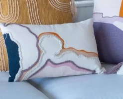 Coussin en tissu motif brodé et imprimé 