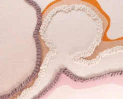 Coussin en tissu motif brodé et imprimé 