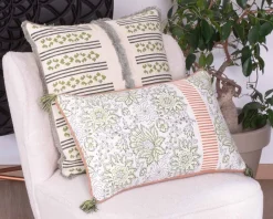 Coussin en tissu motif floral vert rose "Solira" finition passepoil