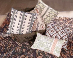 Coussin en tissu motif floral vert rose 