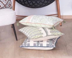 Coussin en tissu motif floral vert rose 