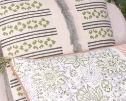 Coussin en tissu motif floral vert rose 