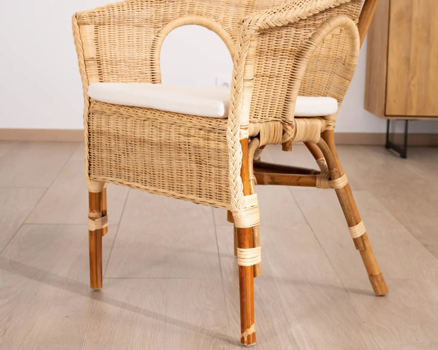 Elégant petit fauteuil en rotin tressé avec assise tissu "Noho"