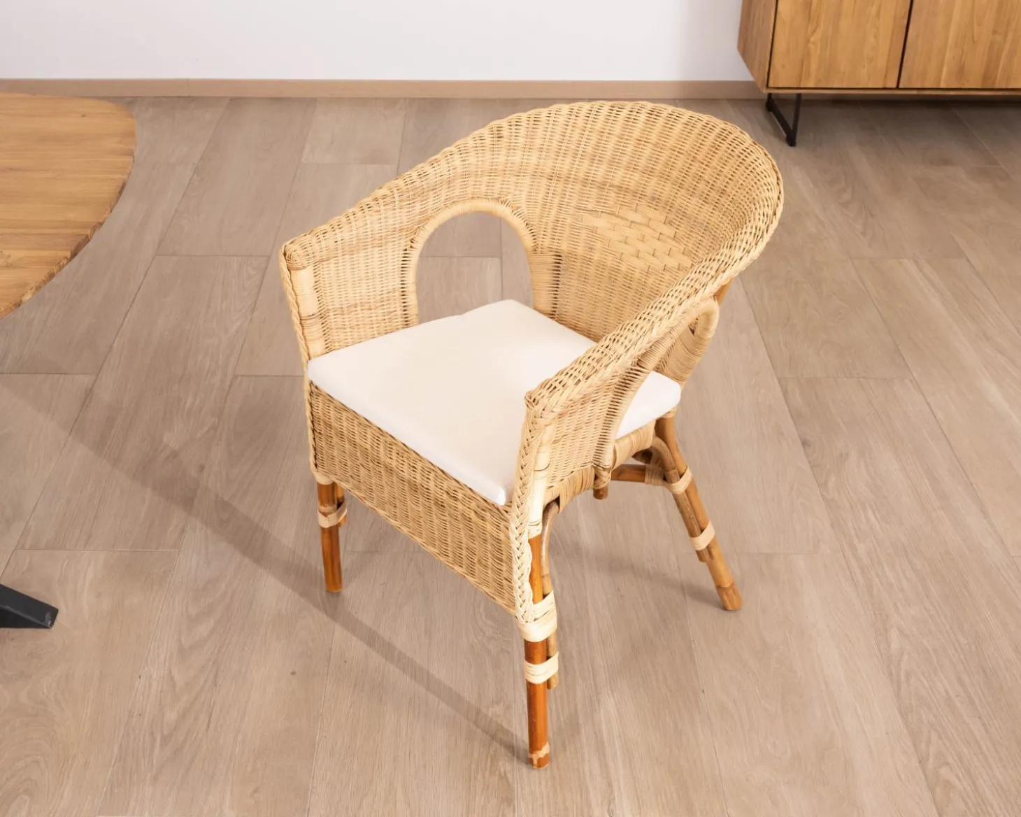 Elégant petit fauteuil en rotin tressé avec assise tissu "Noho"