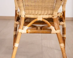 Elégant petit fauteuil en rotin tressé avec assise tissu