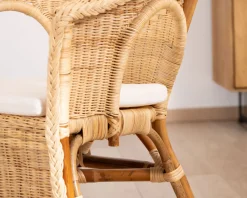 Elégant petit fauteuil en rotin tressé avec assise tissu