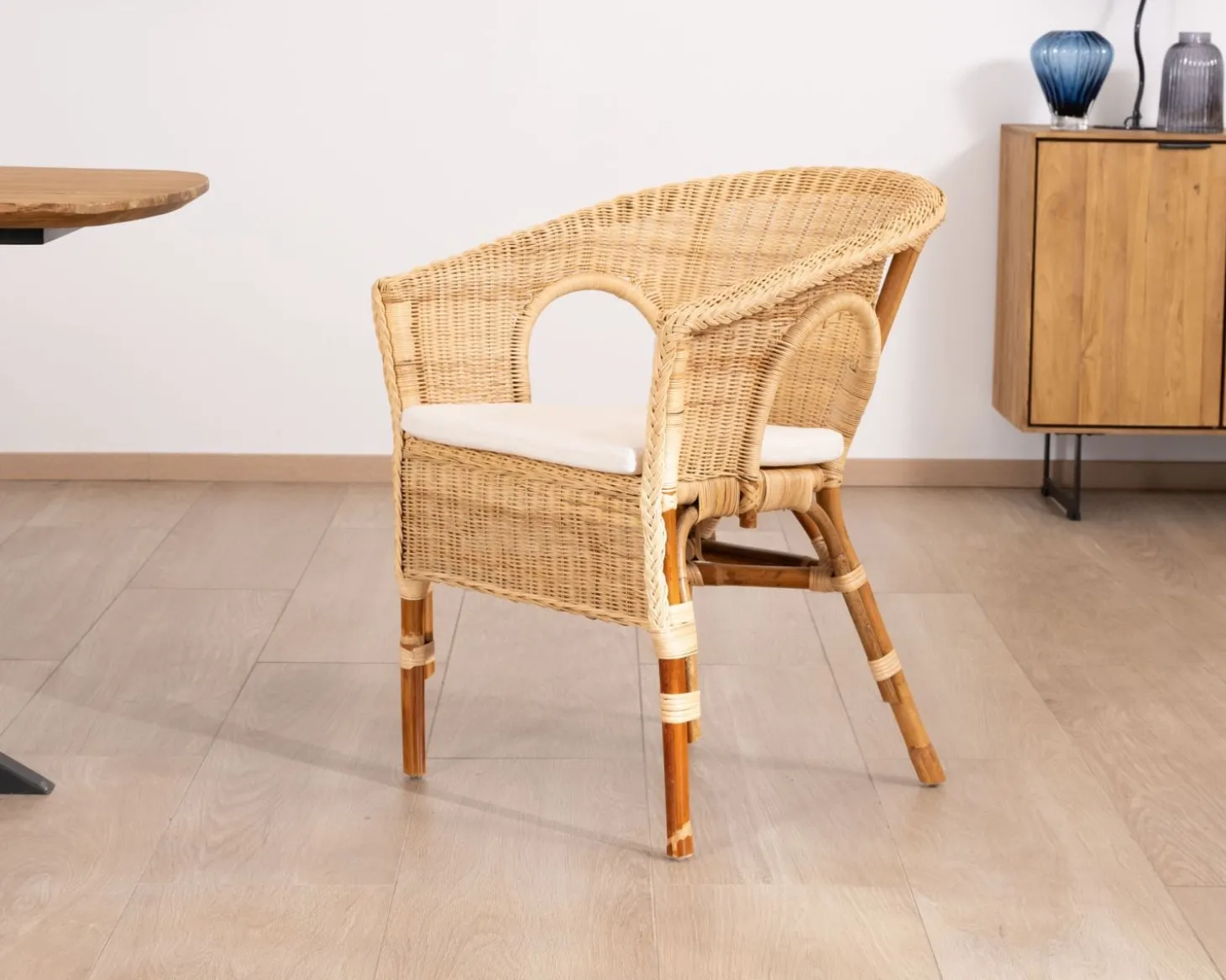 Elégant petit fauteuil en rotin tressé avec assise tissu "Noho"