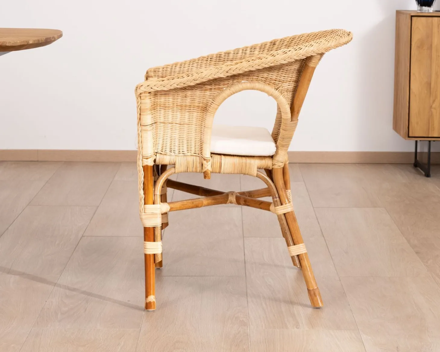 Elégant petit fauteuil en rotin tressé avec assise tissu "Noho"