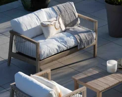 Ensemble canapé et fauteuils matelassés en teck et corde "Rafita"