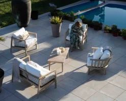 Ensemble canapé et fauteuils matelassés en teck et corde 