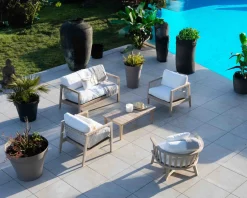 Ensemble canapé et fauteuils matelassés en teck et corde 