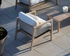 Ensemble canapé et fauteuils matelassés en teck et corde 