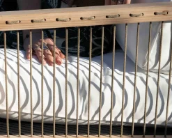 Ensemble canapé et fauteuils matelassés en teck et corde 