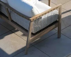 Ensemble canapé et fauteuils matelassés en teck et corde 