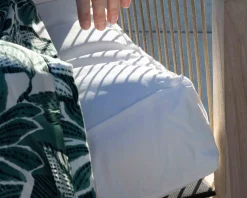 Ensemble canapé et fauteuils matelassés en teck et corde 