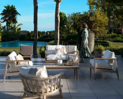Ensemble canapé et fauteuils matelassés en teck et corde 