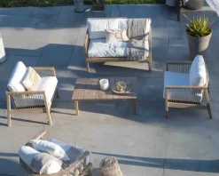Ensemble canapé et fauteuils matelassés en teck et corde 