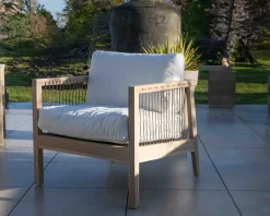 Ensemble canapé et fauteuils matelassés en teck et corde 