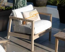 Ensemble canapé et fauteuils matelassés en teck et corde 