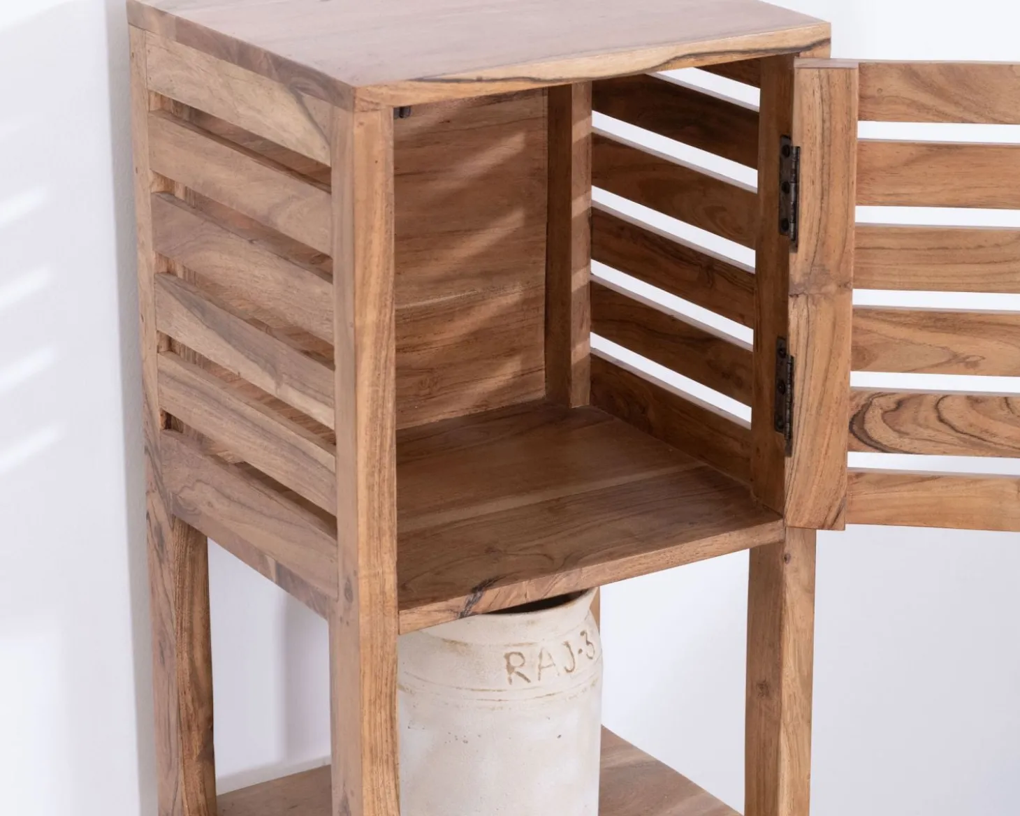 Etagère de rangement en acacia avec un compartiment en persienne "Conoa"