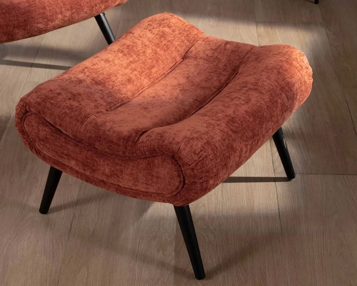Fauteuil avec repose-pieds en tissu terracotta en velours "Caspe"