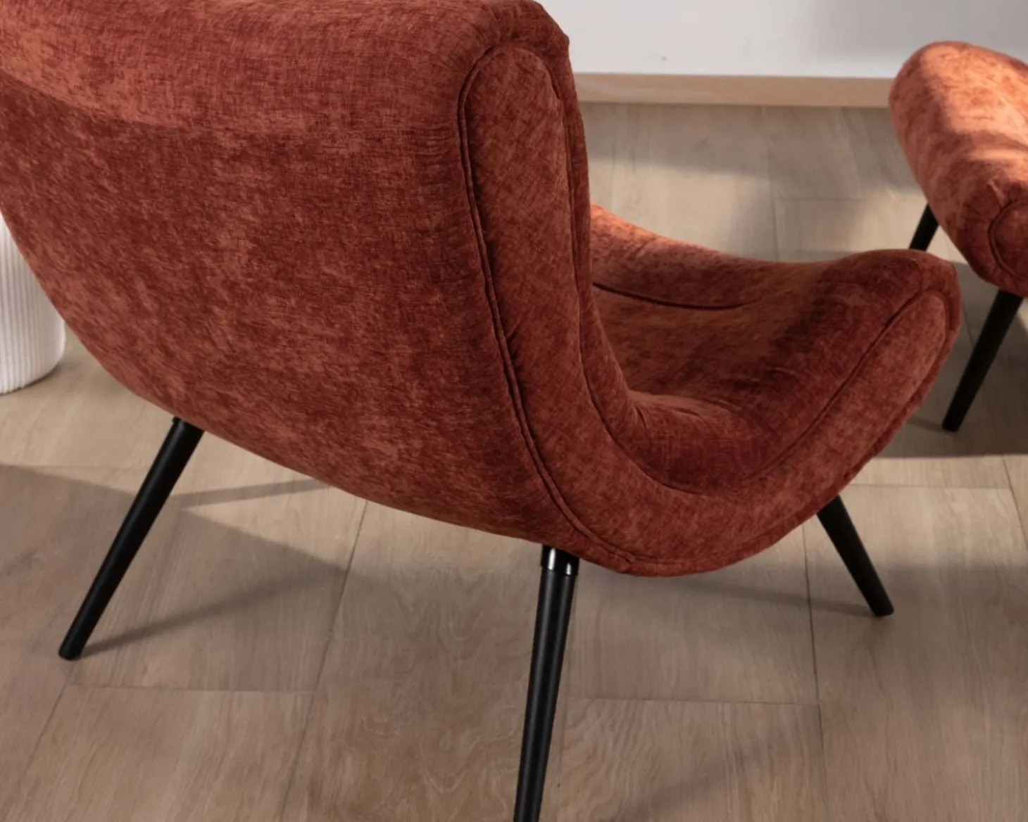 Fauteuil avec repose-pieds en tissu terracotta en velours "Caspe"