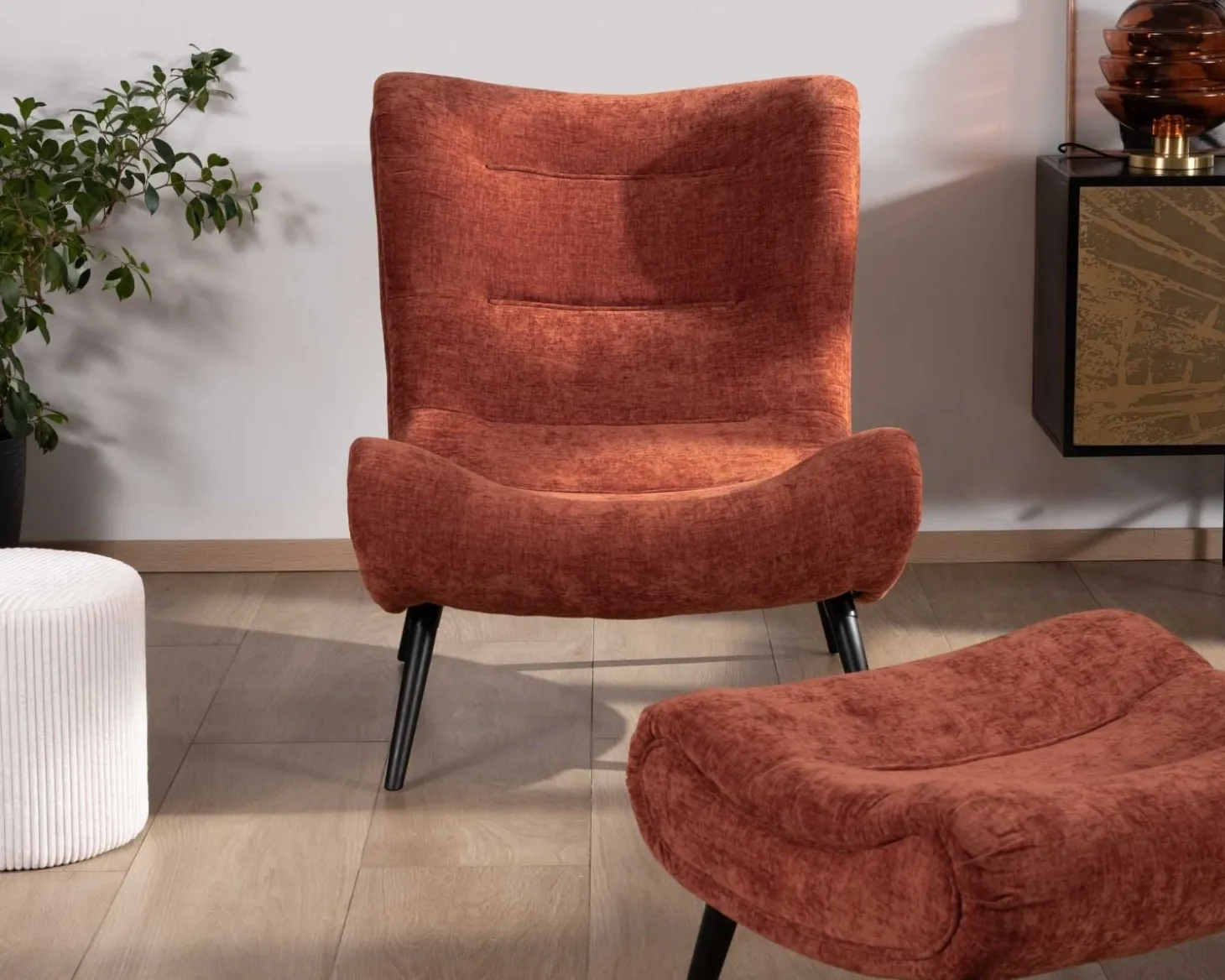 Fauteuil avec repose-pieds en tissu terracotta en velours "Caspe"