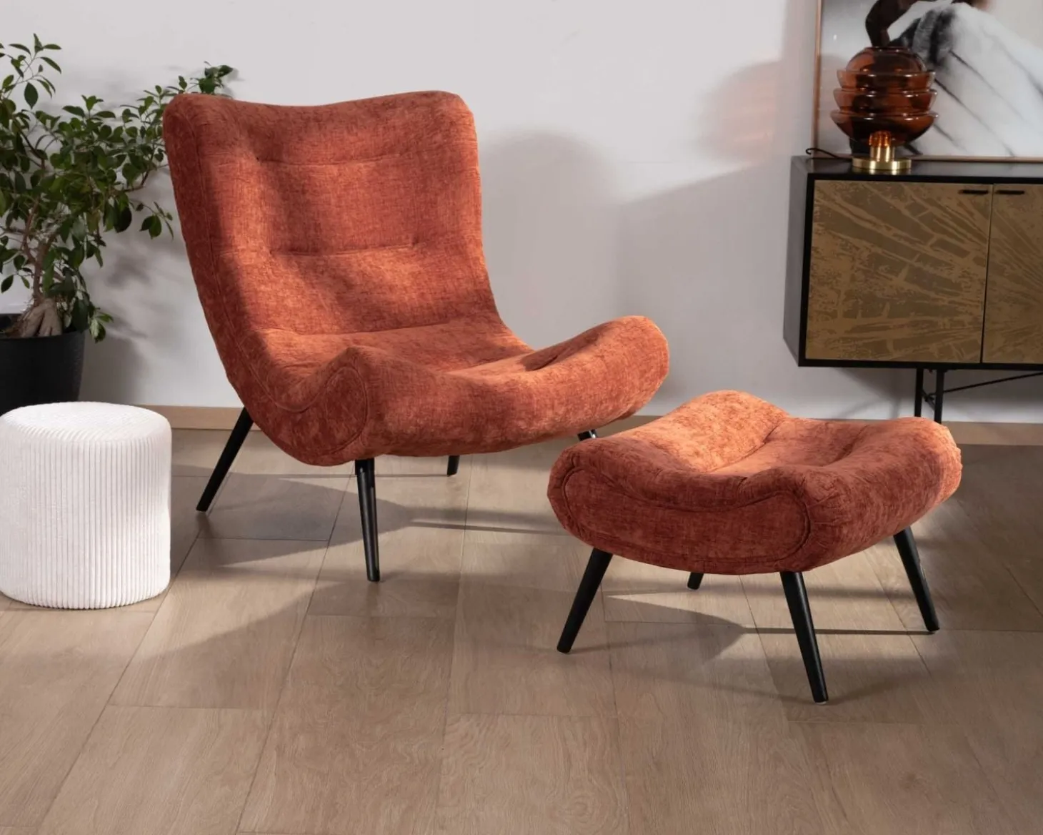 Fauteuil avec repose-pieds en tissu terracotta en velours "Caspe"