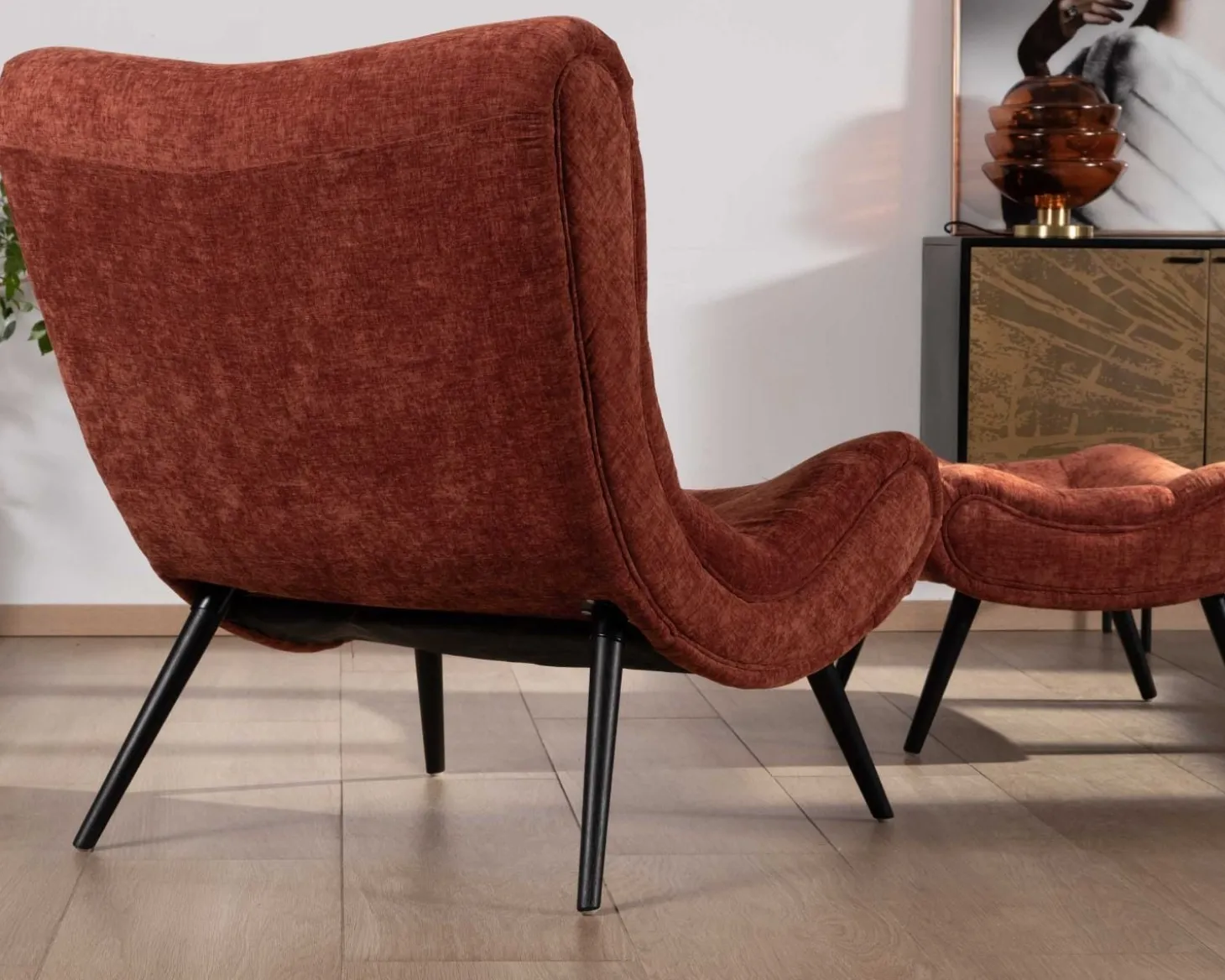 Fauteuil avec repose-pieds en tissu terracotta en velours "Caspe"