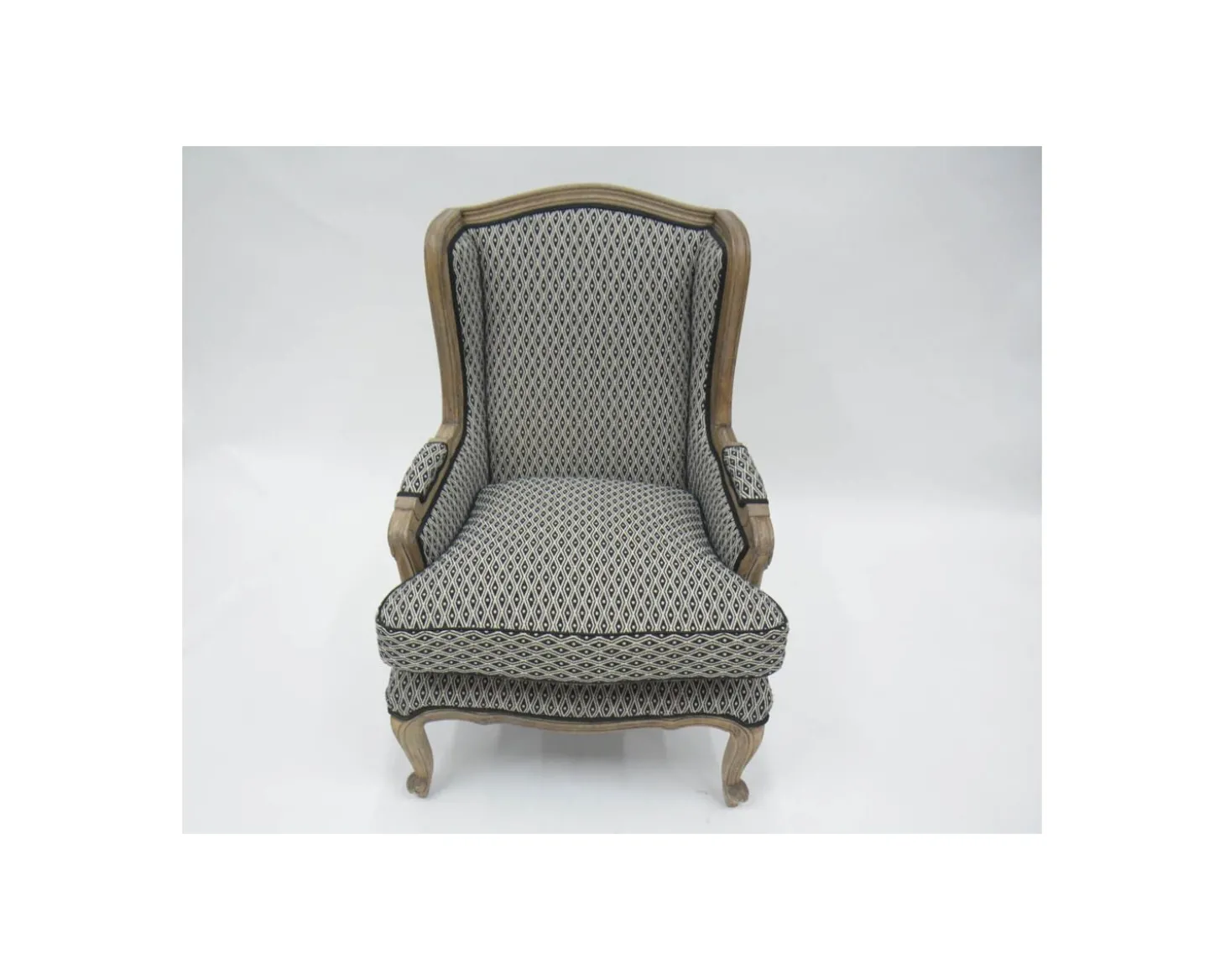 Fauteuil bergère "Sofia" bois massif et tissu noir et blanc à losanges