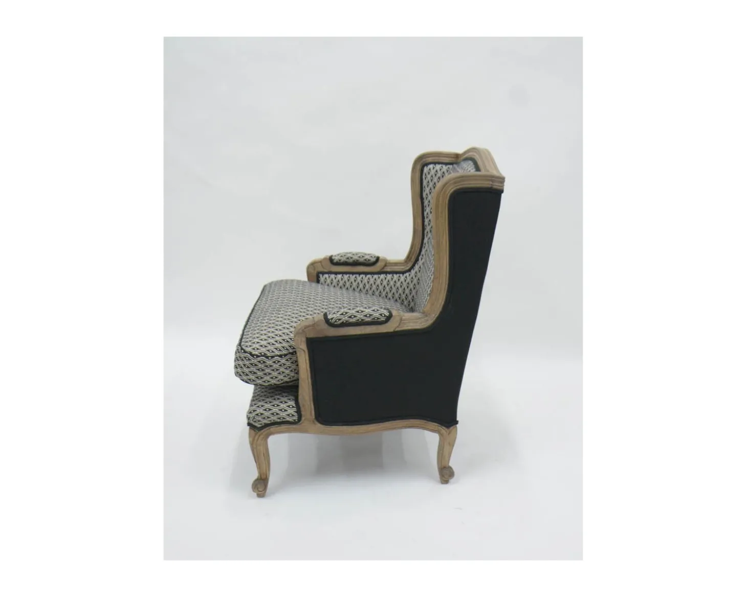 Fauteuil bergère "Sofia" bois massif et tissu noir et blanc à losanges