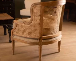Fauteuil cannage et bois sculpté esprit vintage chic 