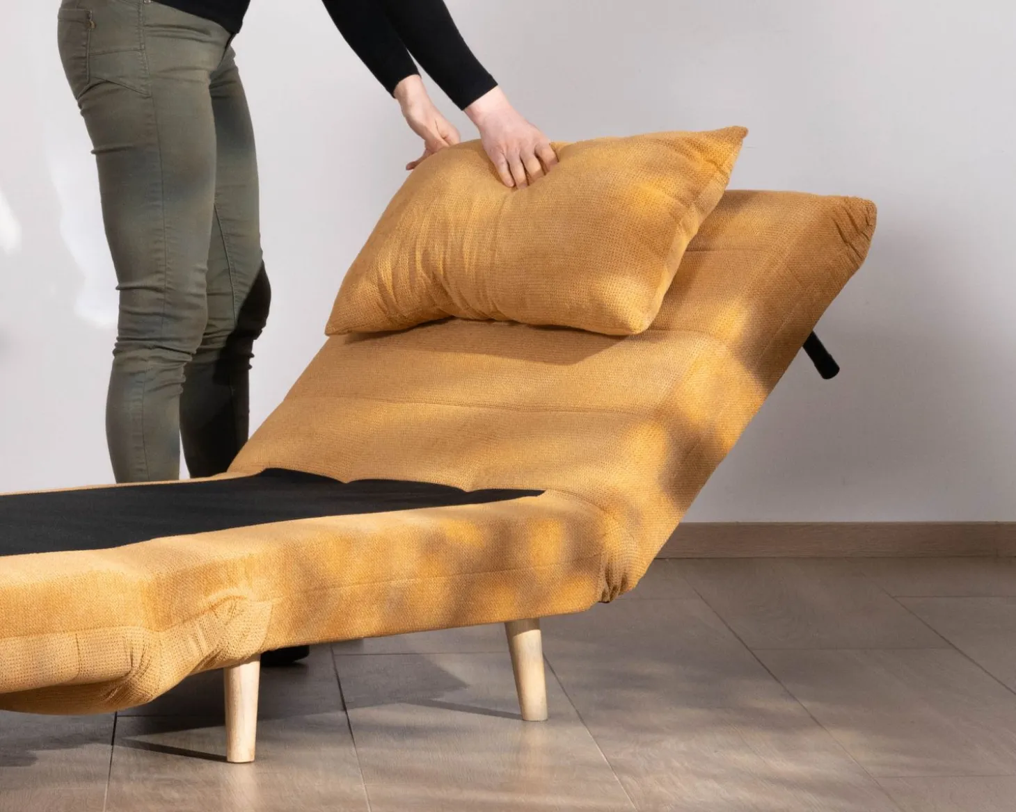 Fauteuil cosy convertible "Folda" en tissu jaune moutarde