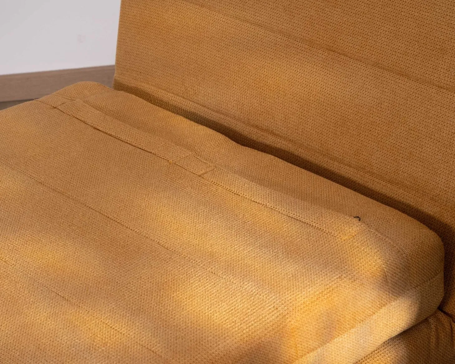Fauteuil cosy convertible "Folda" en tissu jaune moutarde