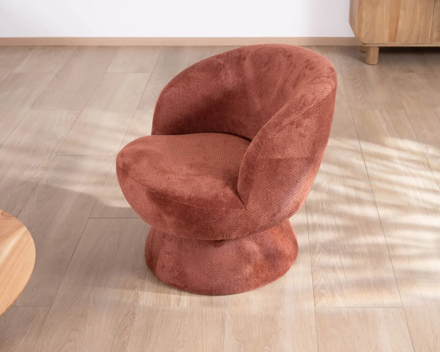 Fauteuil d'appoint pivotant en tissu chenillé terracotta "Ladoga" design enveloppant