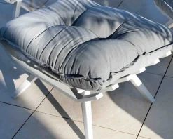 Fauteuil de détente en tissu gris clair grand confort avec pouf "Lisca"