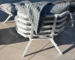 Fauteuil de détente en tissu gris clair grand confort avec pouf 
