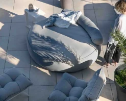Fauteuil de détente en tissu gris clair grand confort avec pouf 