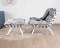 Fauteuil de détente en tissu gris clair grand confort avec pouf 