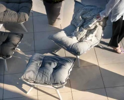 Fauteuil de détente en tissu gris clair grand confort avec pouf 