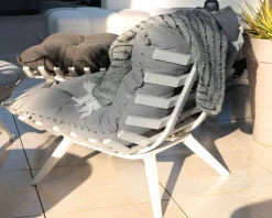 Fauteuil de détente en tissu gris clair grand confort avec pouf 