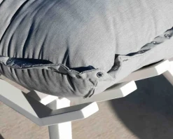 Fauteuil de détente en tissu gris clair grand confort avec pouf 
