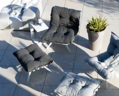 Fauteuil de détente en tissu gris clair grand confort avec pouf 