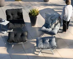 Fauteuil de détente en tissu gris clair grand confort avec pouf 