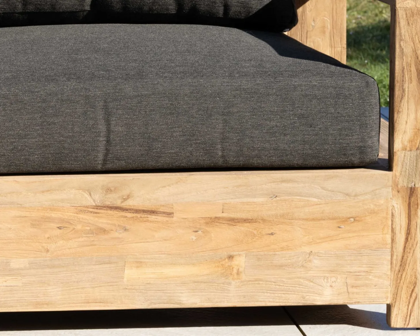 Fauteuil de jardin haut de gamme "Zénith" en teck matelassé tissu gris foncé